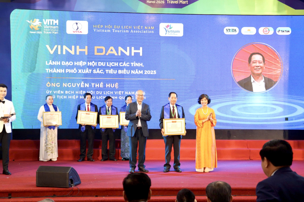 L&atilde;nh đạo Hiệp hội Du lịch Quảng Ninh được vinh danh ở mục c&aacute;c l&atilde;nh đạo Hiệp hội du lịch địa phương xuất sắc, ti&ecirc;u biểu năm 2025