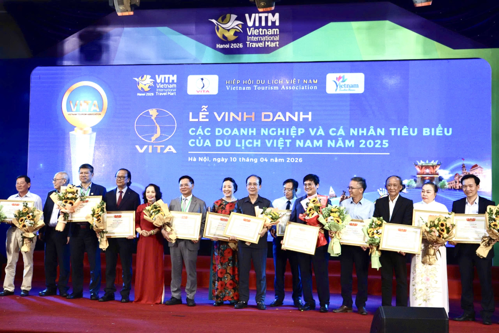 Hạng mục Hiệp hội du lịch xuất sắc vinh danh Hiệp hội Du lịch Quảng Ninh (thứ 7, từ tr&aacute;i sang)