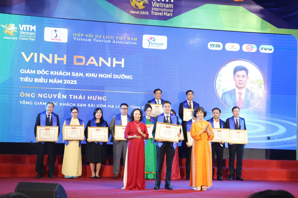L&atilde;nh đạo kh&aacute;ch sạn S&agrave;i G&ograve;n - Hạ Long được vinh danh ở hạng mục Gi&aacute;m đốc kh&aacute;ch sạn ti&ecirc;u biểu