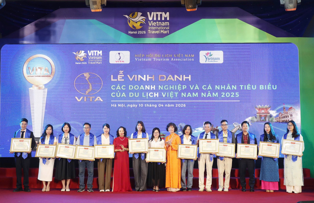 B&aacute;o v&agrave; Ph&aacute;t thanh, Truyền h&igrave;nh Quảng Ninh c&oacute; 2 nh&agrave; b&aacute;o được vinh danh tại mục Nh&agrave; b&aacute;o du lịch ti&ecirc;u biểu (ngo&agrave;i c&ugrave;ng b&ecirc;n phải)