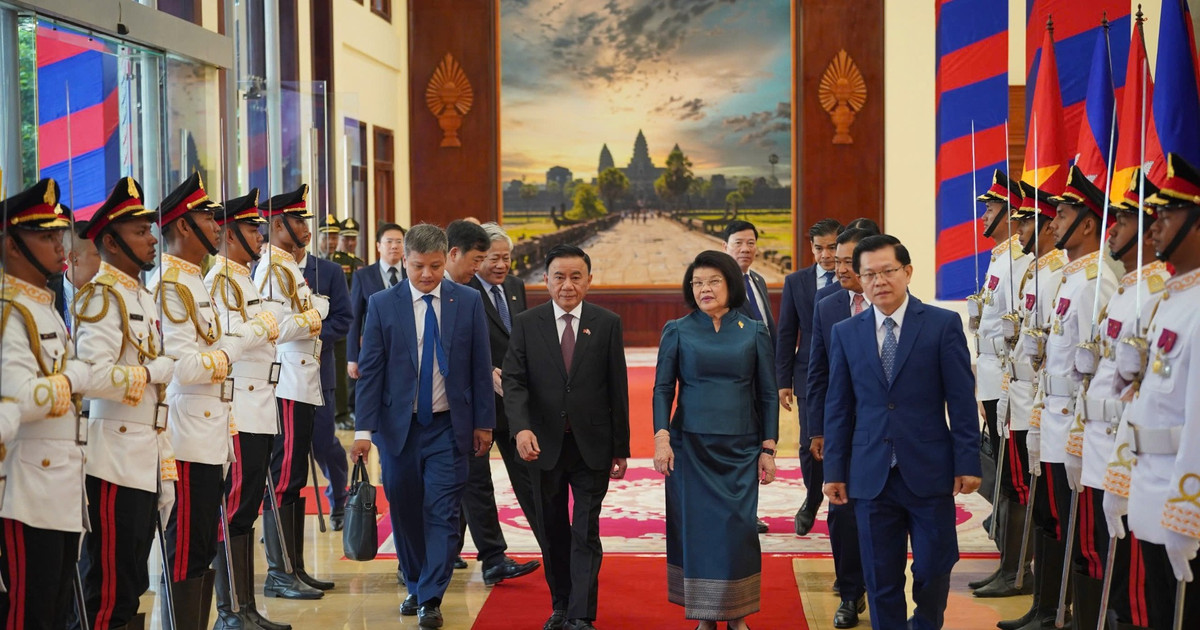 Lễ đón trọng thể Thường trực Ban Bí thư Trần Cẩm Tú thăm chính thức Vương quốc Campuchia