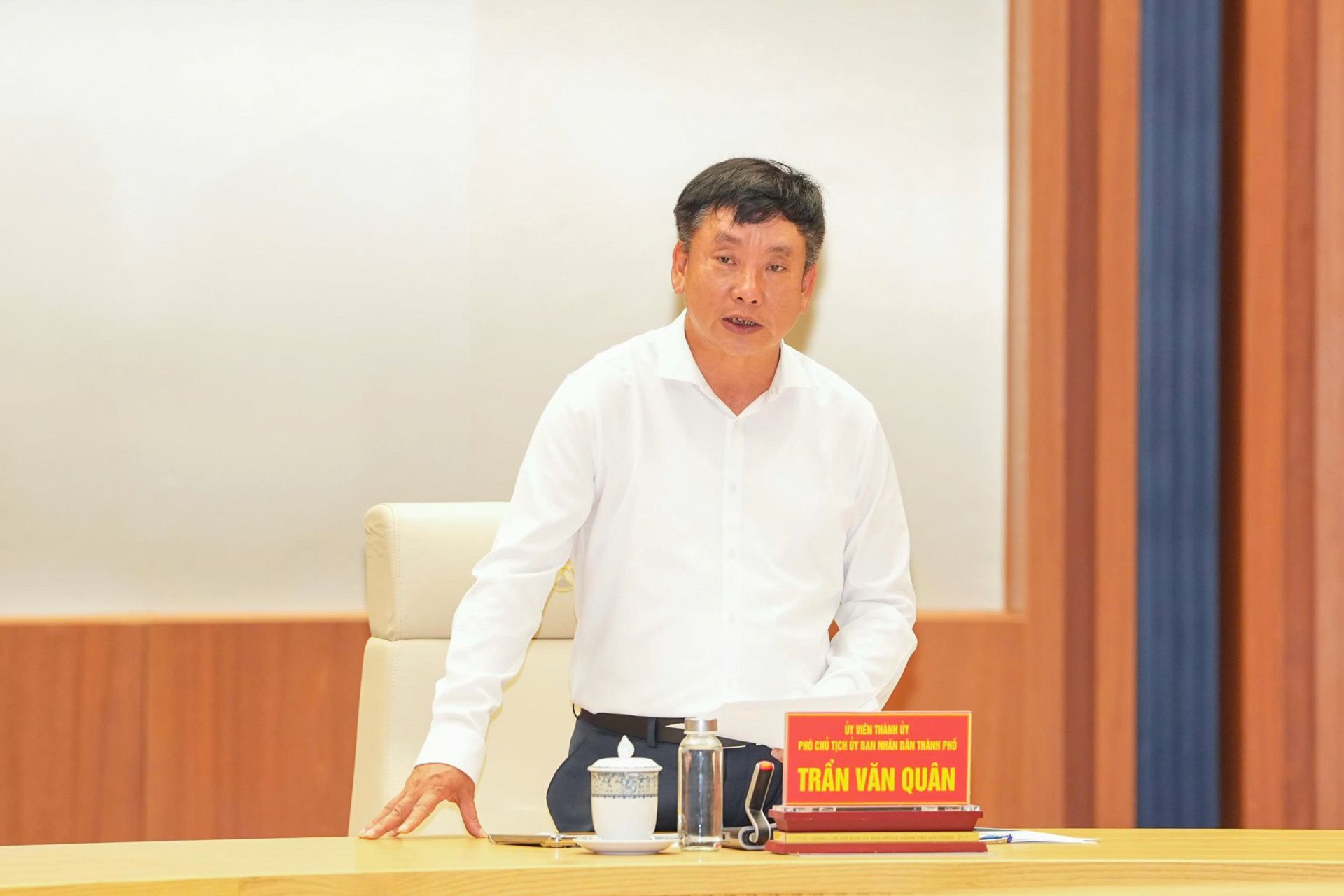 Ph&oacute; Chủ tịch UBND th&agrave;nh phố Trần Văn Qu&acirc;n ph&aacute;t biểu tại cuộc tiếp v&agrave; l&agrave;m việc với Đo&agrave;n c&ocirc;ng t&aacute;c tỉnh Quảng Ng&atilde;i.