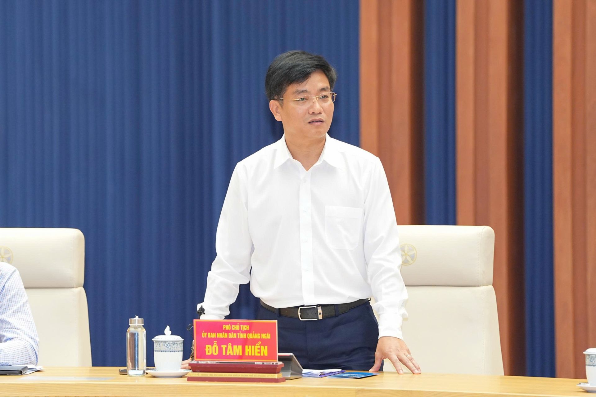 Ph&oacute; Chủ tịch UBND tỉnh Quảng Ng&atilde;i Đỗ T&acirc;m Hiển ph&aacute;t biểu tại cuộc l&agrave;m việc.
