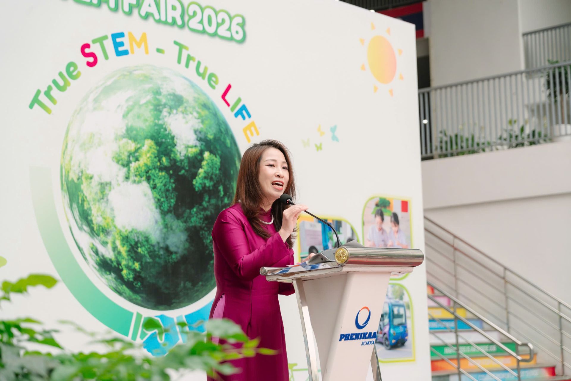 B&agrave; Nguyễn Thị Hương - Tổng Gi&aacute;m đốc Phenikaa School ph&aacute;t biểu khai mạc sự kiện