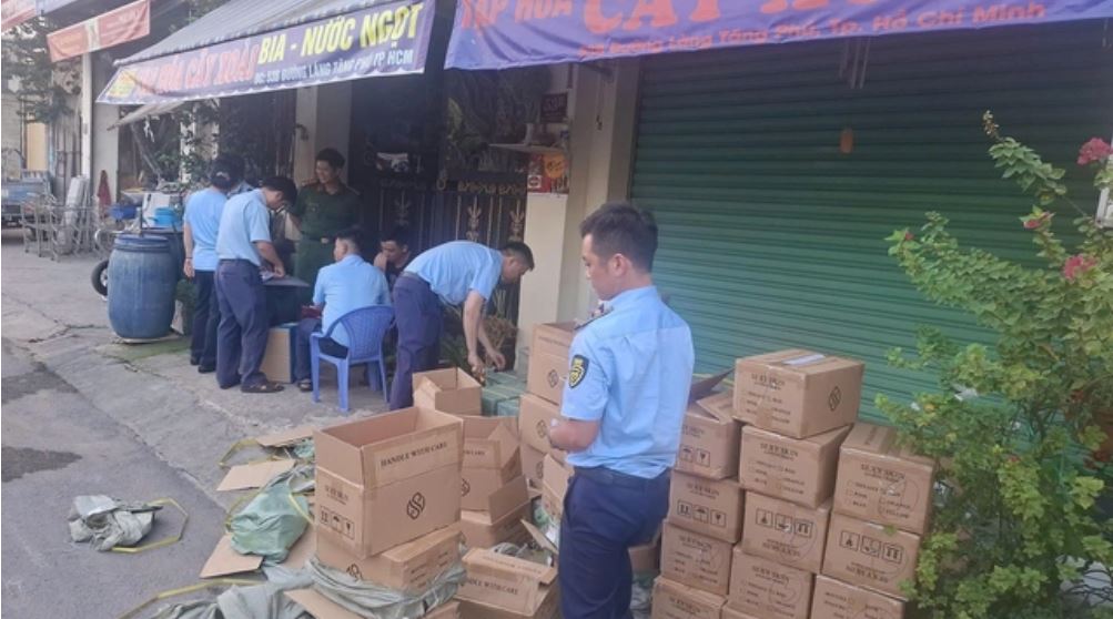 TP.HCM: Đột kích kho hàng, thu giữ hơn 5.600 chai sữa tắm ngoại nhập lậu