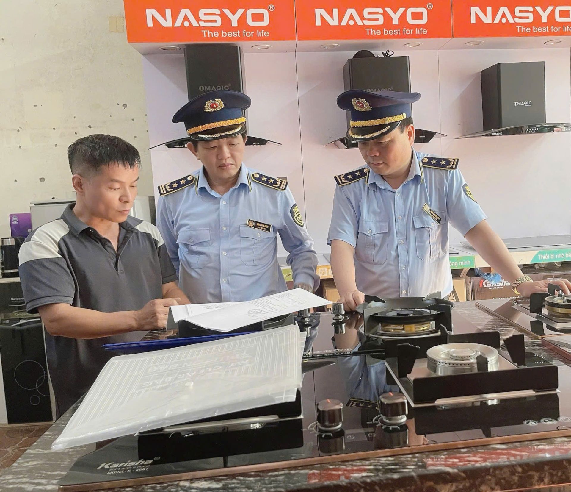 &Ocirc;ng Đặng Văn Ngọc (đứng giữa) - Chi Cục trưởng Chi cục Quản l&yacute; thị trường tỉnh Lạng Sơn c&ugrave;ng l&atilde;nh đạo Ph&ograve;ng chuy&ecirc;n m&ocirc;n gi&aacute;m s&aacute;t tại cơ sở kinh doanh