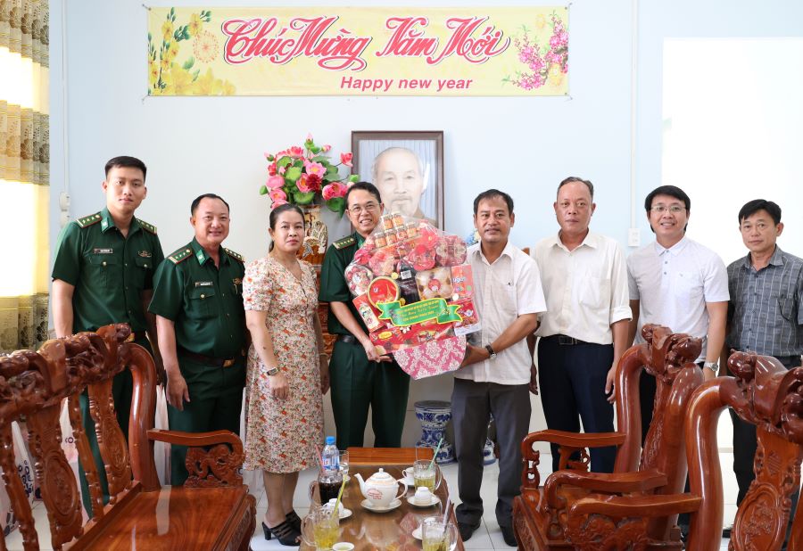Ban Chỉ huy Bộ đội Bi&ecirc;n ph&ograve;ng tỉnh ch&uacute;c Tết, tặng qu&agrave; Sở D&acirc;n tộc v&agrave; T&ocirc;n gi&aacute;o tỉnh An Giang.