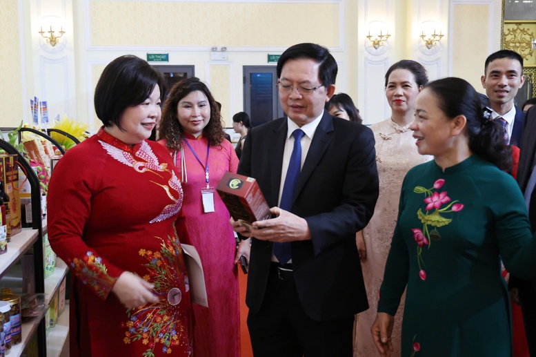 Ph&oacute; Thủ tướng Hồ Quốc Dũng tham quan gian trưng b&agrave;y sản phẩm OCOP của c&aacute;c HTX - Ảnh: VGP/Gia Huy