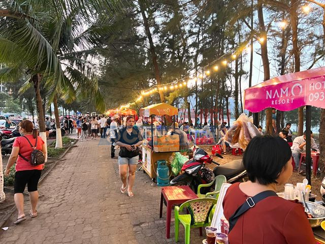 Khu ẩm thực đi bộ nằm tr&ecirc;n một vị tr&iacute; đắc địa, d&agrave;i khoảng 500m, tại vỉa h&egrave; tr&ecirc;n đường Nguyễn Tất Th&agrave;nh, thuộc phường Hải V&acirc;n, TP. Đ&agrave; Nẵng