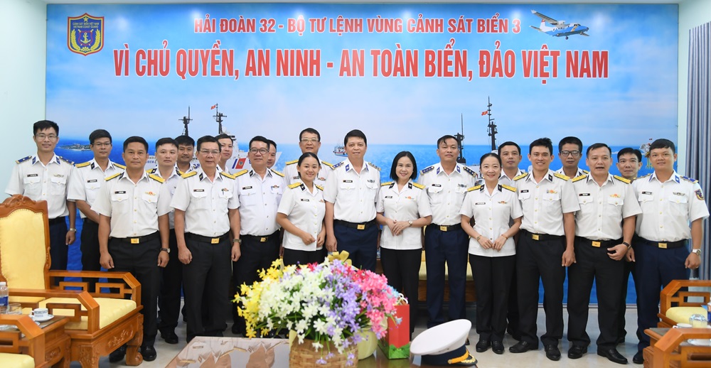 Hai đơn vị chụp h&igrave;nh lưu niệm