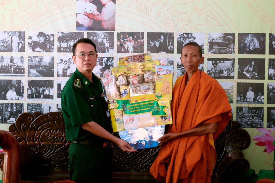 Đại t&aacute; Do&atilde;n Đ&igrave;nh Tr&aacute;nh, Ph&oacute; Ch&iacute;nh ủy Ban Chỉ huy Bộ đội Bi&ecirc;n ph&ograve;ng tỉnh ch&uacute;c Tết, tặng qu&agrave; ch&ugrave;a Đ&ocirc;nl C&acirc;u (x&atilde; Ba Ch&uacute;c).