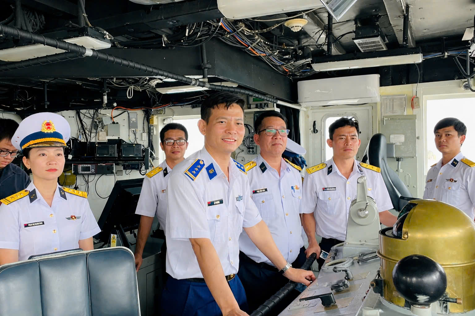 Đo&agrave;n c&ocirc;ng t&aacute;c tham quan, trải nghiệm thực tế tr&ecirc;n t&agrave;u Cảnh s&aacute;t biển Việt Nam