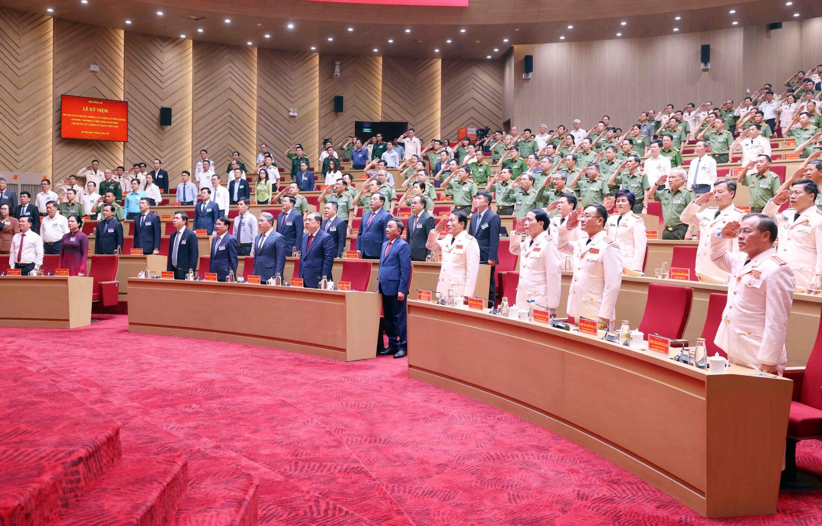 C&aacute;c đại biểu thực hiện nghi thức ch&agrave;o cờ tại buổi Lễ