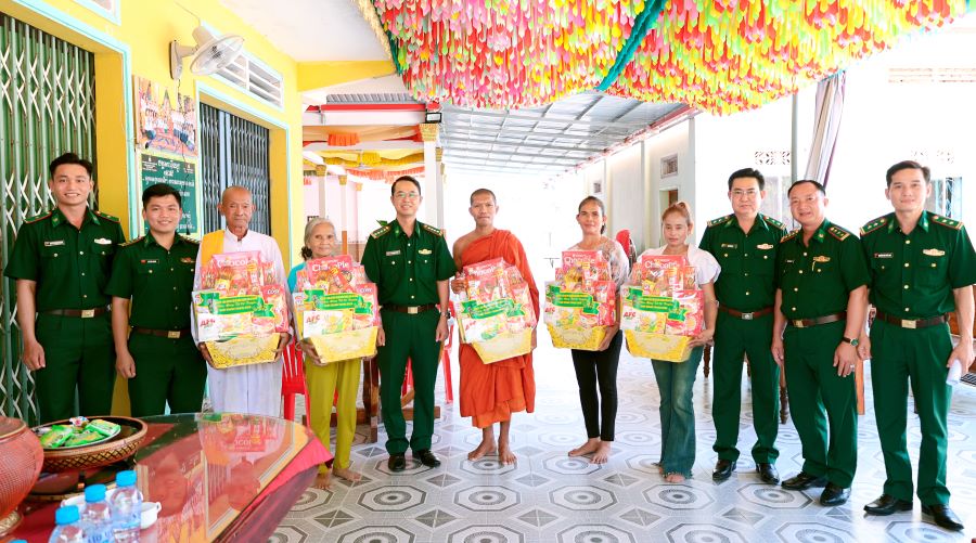 Ban Chỉ huy Bộ đội Bi&ecirc;n ph&ograve;ng tỉnh ch&uacute;c Tết, tặng qu&agrave; ch&ugrave;a T&agrave; Ng&aacute;o (phường Tịnh Bi&ecirc;n).