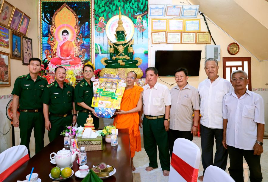 Ban Chỉ huy Bộ đội Bi&ecirc;n ph&ograve;ng tỉnh ch&uacute;c Tết, tặng qu&agrave; ch&ugrave;a Th&ocirc;n D&ocirc;n (phường Rạch Gi&aacute;).