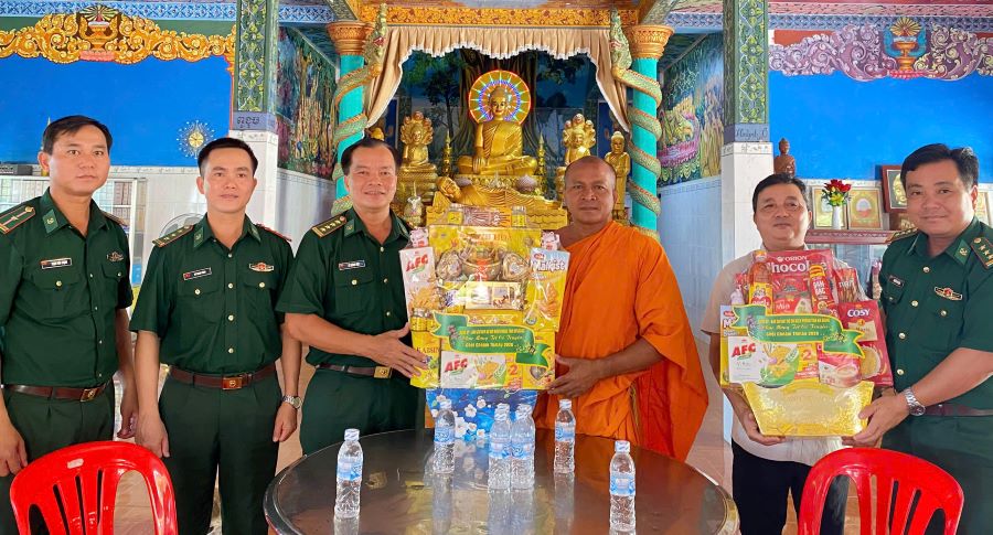 Đại t&aacute; L&ecirc; Ho&agrave;ng Việt, Ph&oacute; Ch&iacute;nh ủy Ban Chỉ huy Bộ đội Bi&ecirc;n ph&ograve;ng tỉnh ch&uacute;c Tết, tặng qu&agrave; ch&ugrave;a Mũi Nai (phường H&agrave; Ti&ecirc;n).