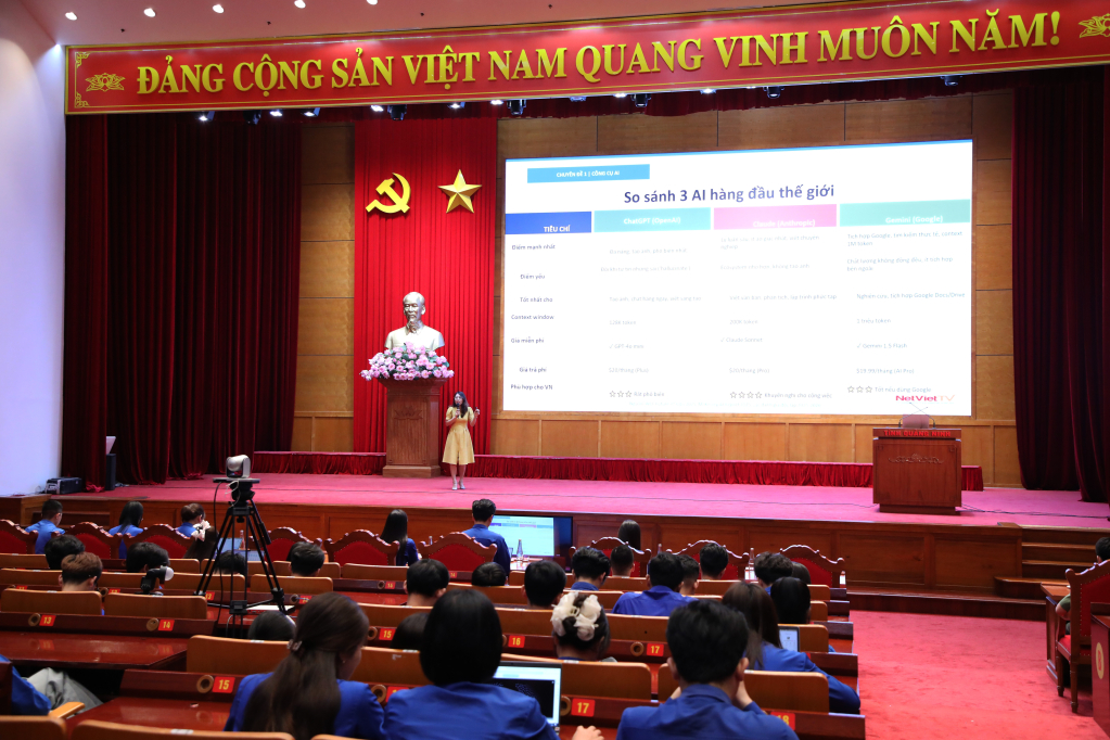 Giảng vi&ecirc;n tr&igrave;nh b&agrave;y c&aacute;c chuy&ecirc;n đề tập huấn AI tại hội nghị