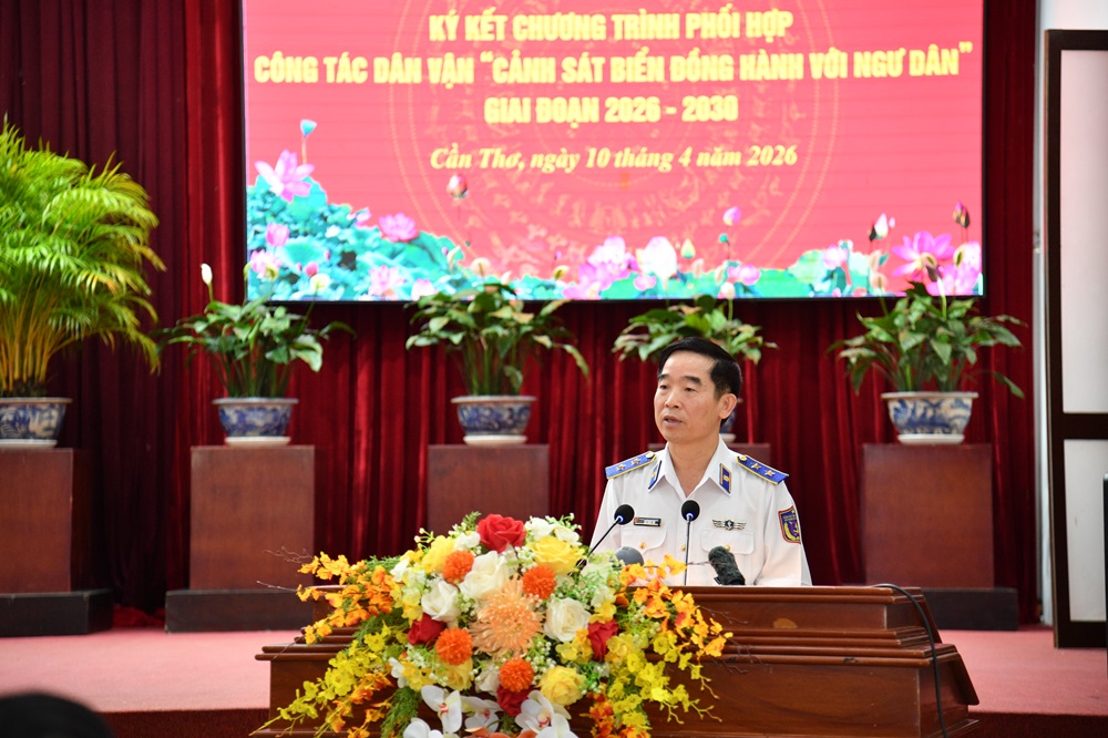 Trung tướng B&ugrave;i Quốc Oai - B&iacute; thư Đảng ủy, Ch&iacute;nh ủy Cảnh s&aacute;t biển Việt Nam ph&aacute;t biểu tại Hội nghị.