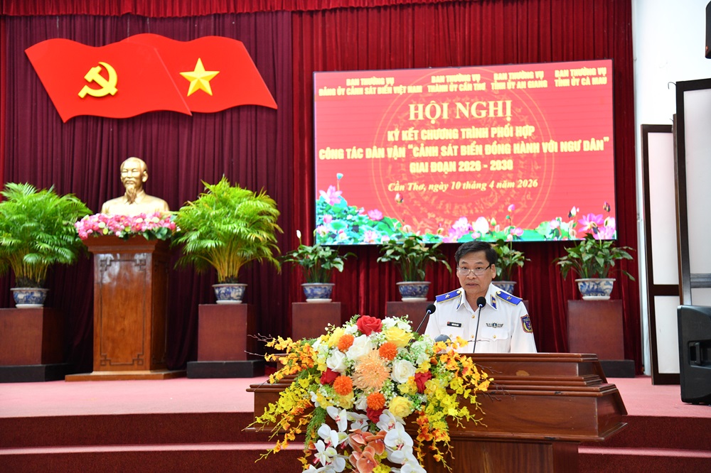 Thiếu tướng Trần Văn Xu&acirc;n, Ủy vi&ecirc;n Ban Thường vụ Đảng ủy, Ph&oacute; Ch&iacute;nh ủy ki&ecirc;m Chủ nhiệm Cảnh s&aacute;t biển Việt Nam tr&igrave;nh b&agrave;y dự thảo chương tr&igrave;nh phối hợp c&ocirc;ng t&aacute;c d&acirc;n vận &ldquo;Cảnh s&aacute;t biển đồng h&agrave;nh với ngư d&acirc;n&rdquo; giai đoạn 2026 - 2030.