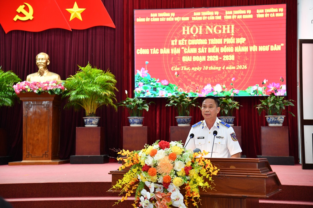 Thiếu tướng Nguyễn Văn Dũng, B&iacute; thư Đảng ủy - Ch&iacute;nh ủy V&ugrave;ng Cảnh s&aacute;t biển 4 b&aacute;o c&aacute;o kết quả phối hợp thực hiện Chương tr&igrave;nh &ldquo;Cảnh s&aacute;t biển đồng h&agrave;nh với ngư d&acirc;n&rdquo; thời gian qua.