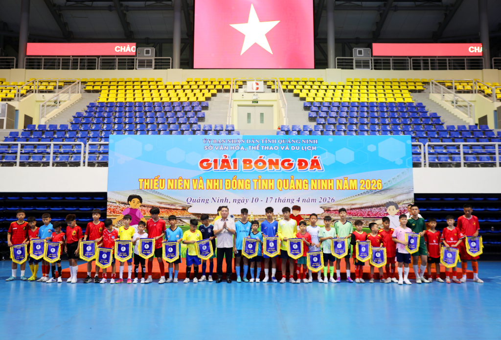 Ban Tổ chức tặng cờ lưu niệm ch&agrave;o mừng c&aacute;c đo&agrave;n về dự giải