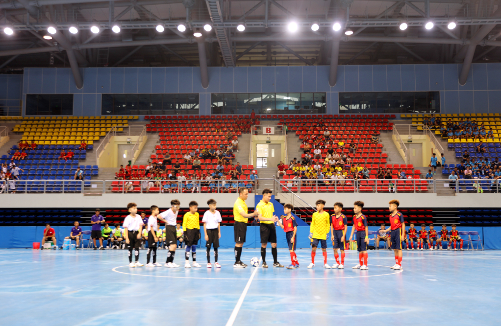 C&aacute;c trận đấu b&oacute;ng đ&aacute; nhi đồng được diễn ra trong nh&agrave; thi đấu 5.000 chỗ