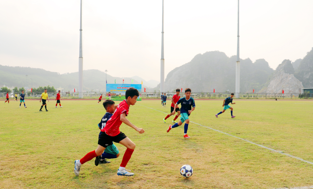 C&aacute;c trận b&oacute;ng đ&aacute; thiếu ni&ecirc;n diễn ra tr&ecirc;n s&acirc;n cỏ tự nhi&ecirc;n