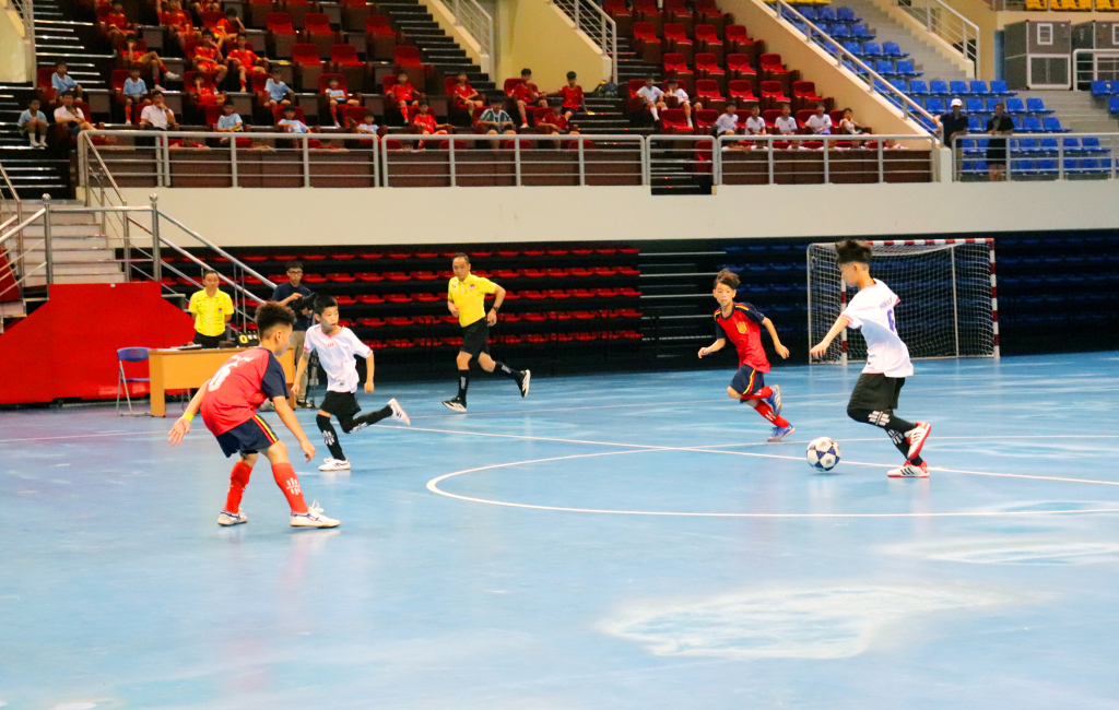 C&aacute;c trận đấu sau lễ khai mạc giải b&oacute;ng đ&aacute; nhi đồng diễn ra s&ocirc;i nổi, hấp dẫn, thu h&uacute;t đ&ocirc;ng đảo kh&aacute;n giả cổ vũ