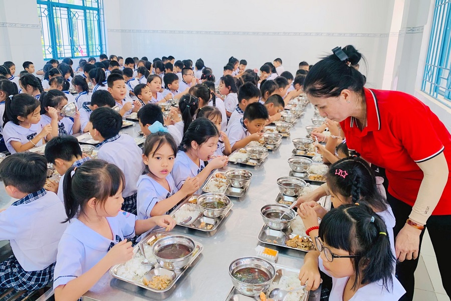 Bữa ăn b&aacute;n tr&uacute; của học sinh Trường Tiểu học Xu&acirc;n An - phường H&agrave;m Thắng
