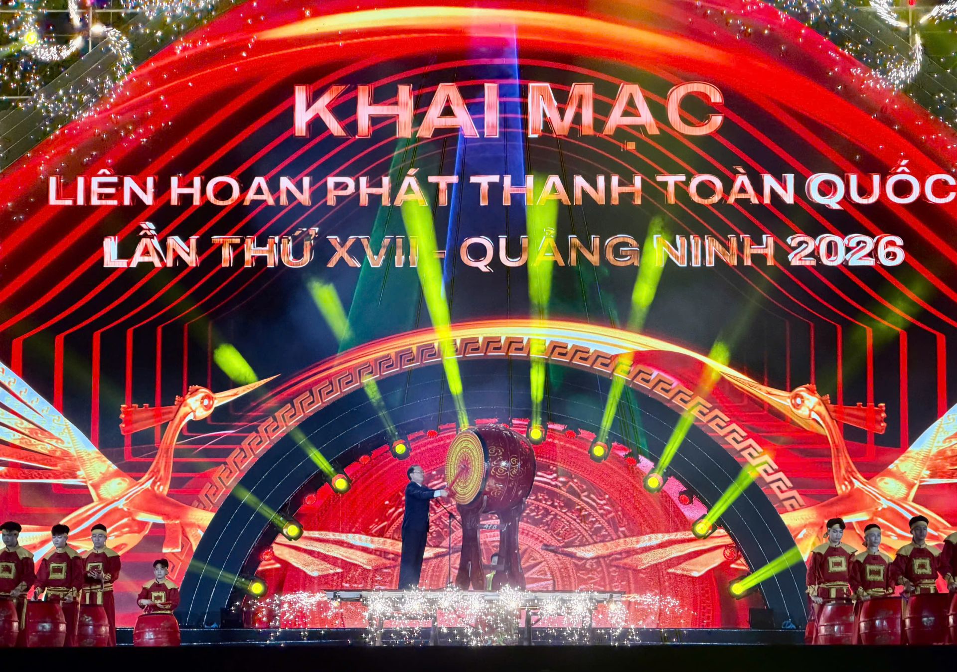 &Ocirc;ng Đỗ Tiến Sỹ, Ủy vi&ecirc;n Ban Chấp h&agrave;nh Trung ương Đảng, Ph&oacute; Trưởng Ban Tuy&ecirc;n gi&aacute;o v&agrave; D&acirc;n vận Trung ương, Tổng Gi&aacute;m đốc Đ&agrave;i Tiếng n&oacute;i Việt Nam, Trưởng Ban chỉ đạo Li&ecirc;n hoan Ph&aacute;t thanh to&agrave;n quốc, đ&aacute;nh trống khai mạc Li&ecirc;n hoan