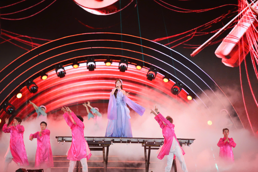 Ca sĩ Ho&agrave; Minzy biểu diễn tại Chương tr&igrave;nh nghệ thuật 