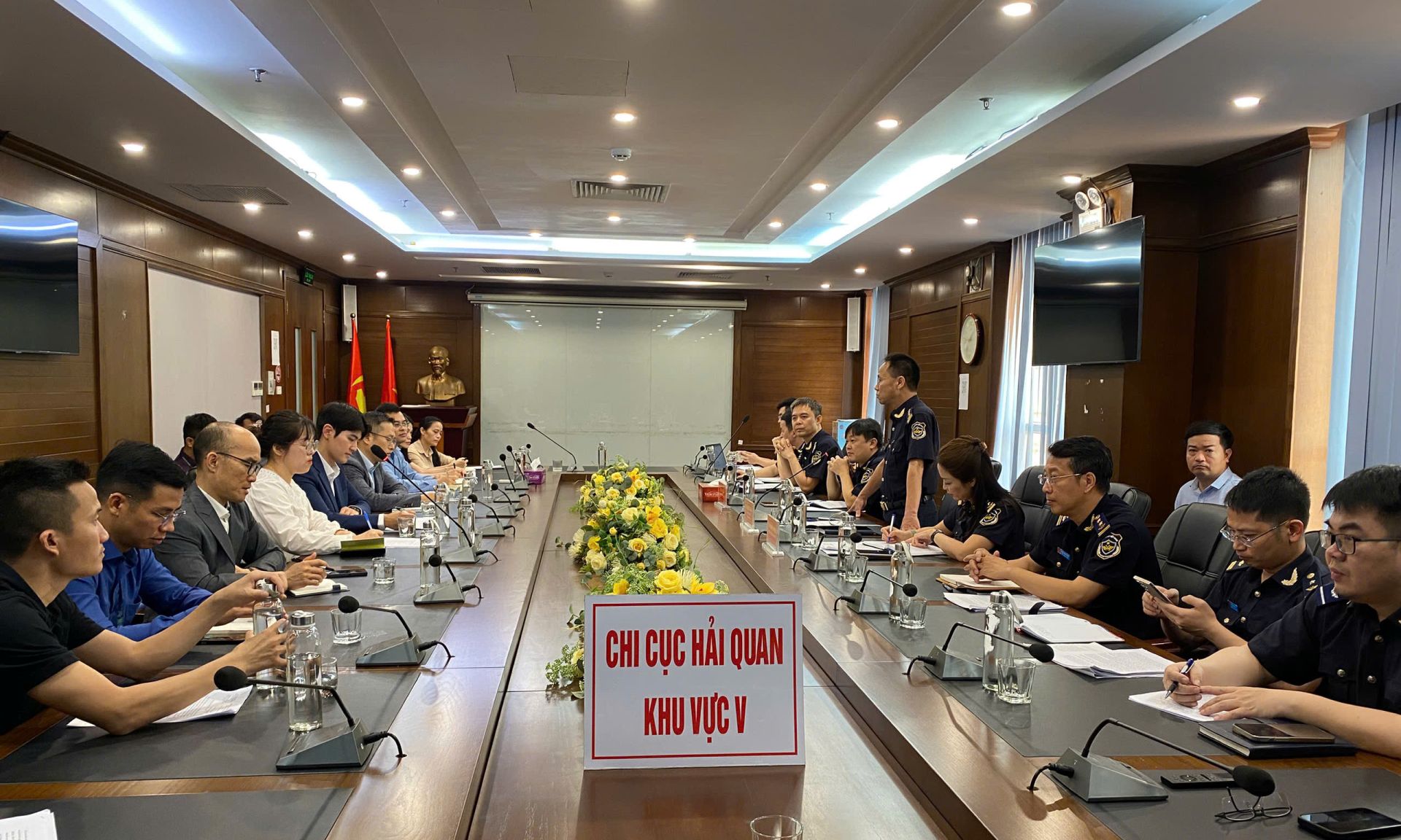 Quang cảnh buổi l&agrave;m việc