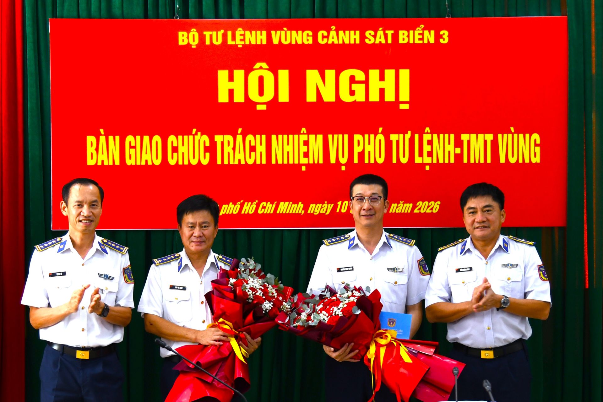 Ch&iacute;nh ủy, Tư lệnh V&ugrave;ng tặng hoa ch&uacute;c mừng