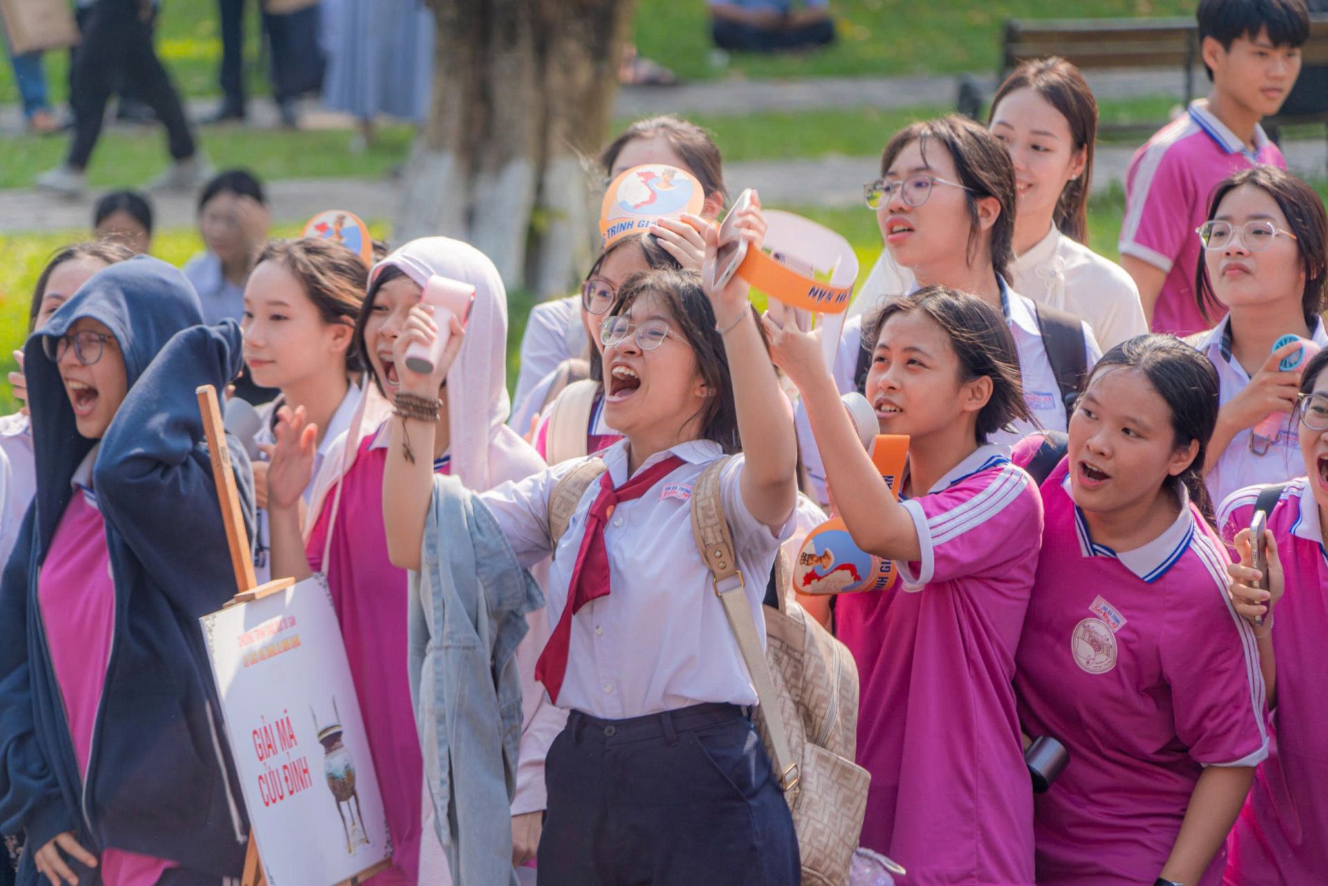 HS rất t&iacute;ch cực cổ vũ cuộc thi