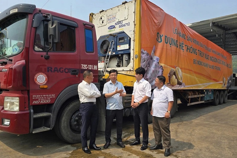 Đại diện Bộ N&ocirc;ng nghiệp v&agrave; M&ocirc;i trường trao đổi với doanh nghiệp trong qu&aacute; tr&igrave;nh triển khai l&ocirc; h&agrave;ng sầu ri&ecirc;ng truy xuất nguồn gốc. Ảnh: Ho&agrave;ng Nghĩa.