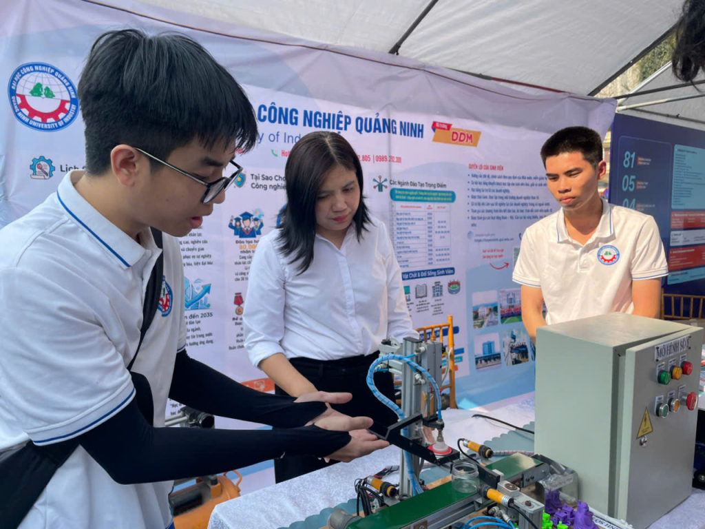 Học sinh t&igrave;m hiểu về c&aacute;c gian h&agrave;ng tư vấn tuyển sinh của 11 trường Đại học, Cao đẳng, Trung t&acirc;m kỹ năng, ngoại ngữ, du học... gi&uacute;p c&aacute;c em học sinh tiếp cận trực tiếp th&ocirc;ng tin ng&agrave;nh nghề, m&ocirc;i trường học tập, định hướng tương lai