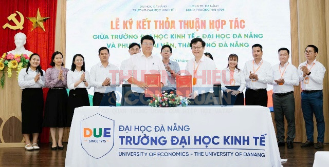 L&atilde;nh đạo phường Hải V&acirc;n v&agrave; Ban Gi&aacute;m hiệu Trường Đại học Kinh tế chứng kiến k&yacute; kết nội dung thoả thuận hợp t&aacute;c.