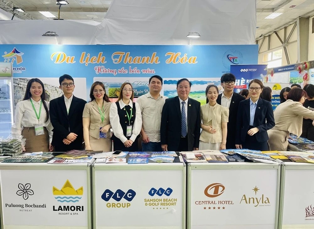 Gian h&agrave;ng du lịch Thanh H&oacute;a với sự tham gia của đ&ocirc;ng đảo doanh nghiệp dịch vụ.