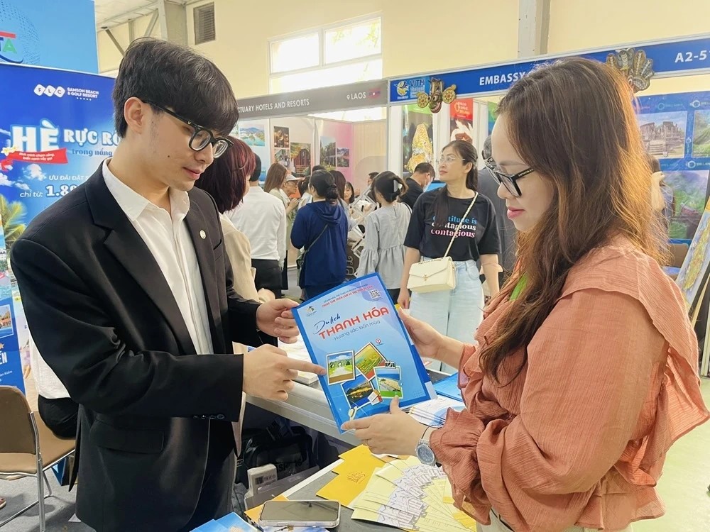 c&aacute;c đơn vị tham gia gian h&agrave;ng cũng t&iacute;ch cực ứng dụng c&ocirc;ng nghệ số trong giới thiệu sản phẩm, dịch vụ