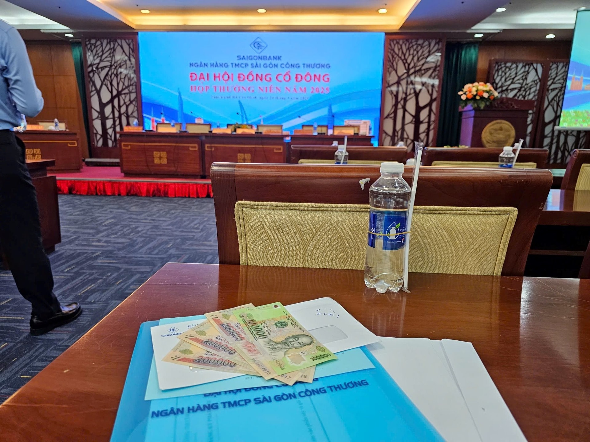 Các ngân hàng tặng gì cho cổ đông tham dự đại hội?