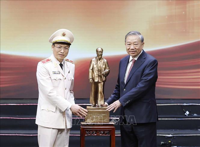 Tổng B&iacute; thư, Chủ tịch nước T&ocirc; L&acirc;m trao bức Chủ tịch Hồ Ch&iacute; Minh tặng Văn ph&ograve;ng Bộ C&ocirc;ng an. Ảnh: Thống Nhất/TTXVN