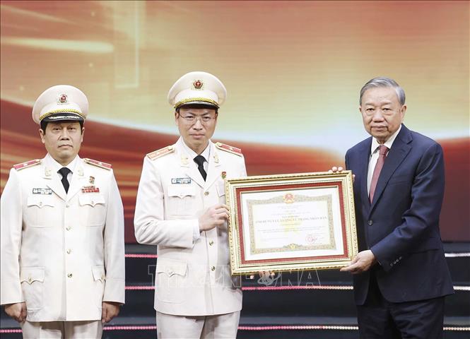 Tổng B&iacute; thư, Chủ tịch nước T&ocirc; L&acirc;m trao Danh hiệu Anh h&ugrave;ng lực lượng vũ trang nh&acirc;n d&acirc;n tặng Văn ph&ograve;ng Bộ C&ocirc;ng an. Ảnh: Thống Nhất/TTXVN
