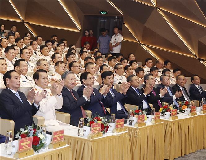 Tổng B&iacute; thư, Chủ tịch nước T&ocirc; L&acirc;m, c&aacute;c đồng ch&iacute; l&atilde;nh đạo, nguy&ecirc;n l&atilde;nh đạo Đảng, Nh&agrave; nước dự Lễ kỷ niệm 80 năm Ng&agrave;y truyền thống lực lượng Tham mưu C&ocirc;ng an nh&acirc;n d&acirc;n(18/4/1946-18/4/2026) v&agrave; đ&oacute;n nhận Danh hiệu Anh h&ugrave;ng lực lượng vũ trang nh&acirc;n d&acirc;n. Ảnh: Thống Nhất/TTXVN