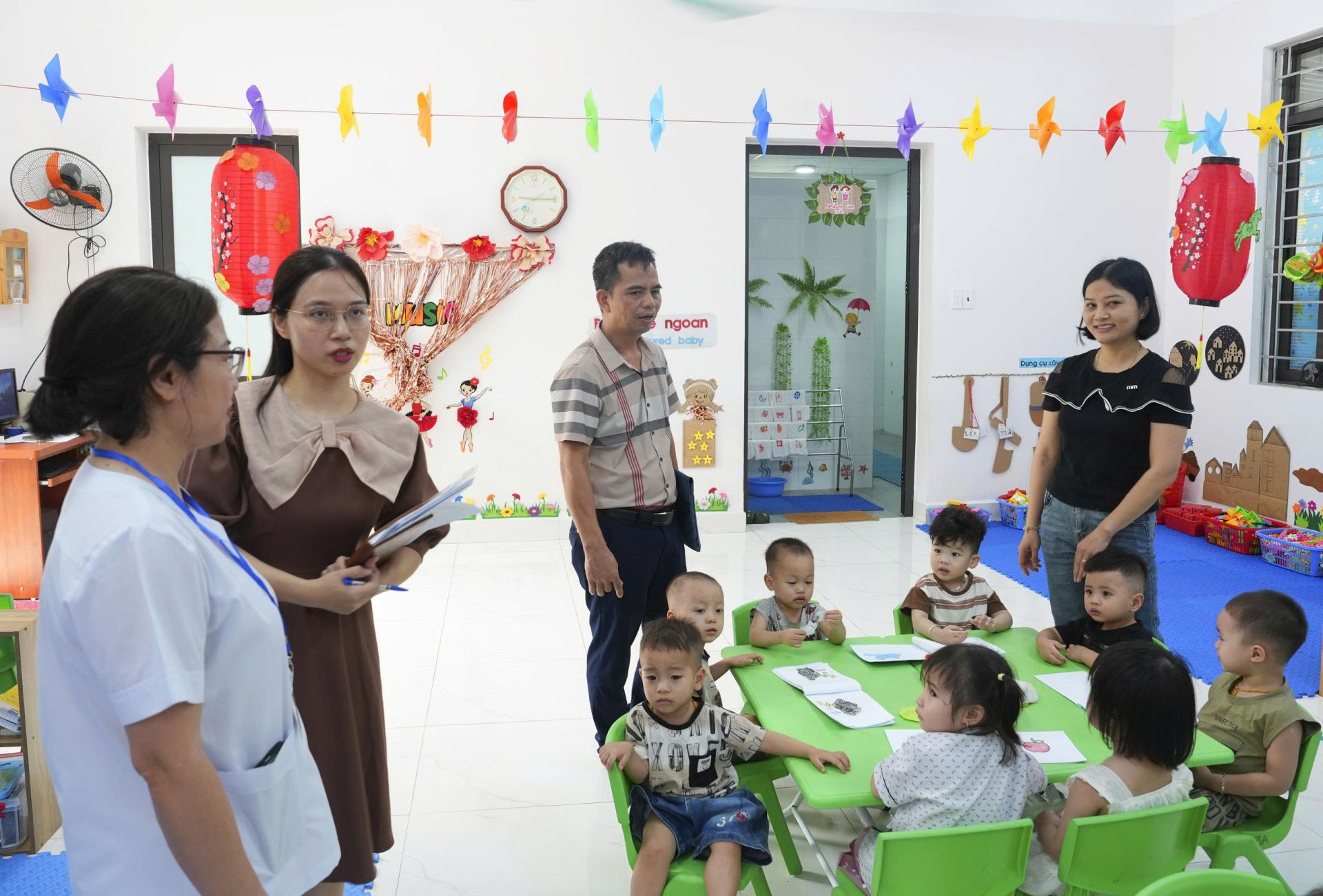 Kiểm tra c&ocirc;ng t&aacute;c ph&ograve;ng, chống bệnh tay ch&acirc;n miệng tại Trường Mầm non T&acirc;n B&igrave;nh, phường L&ecirc; Thanh Nghị.