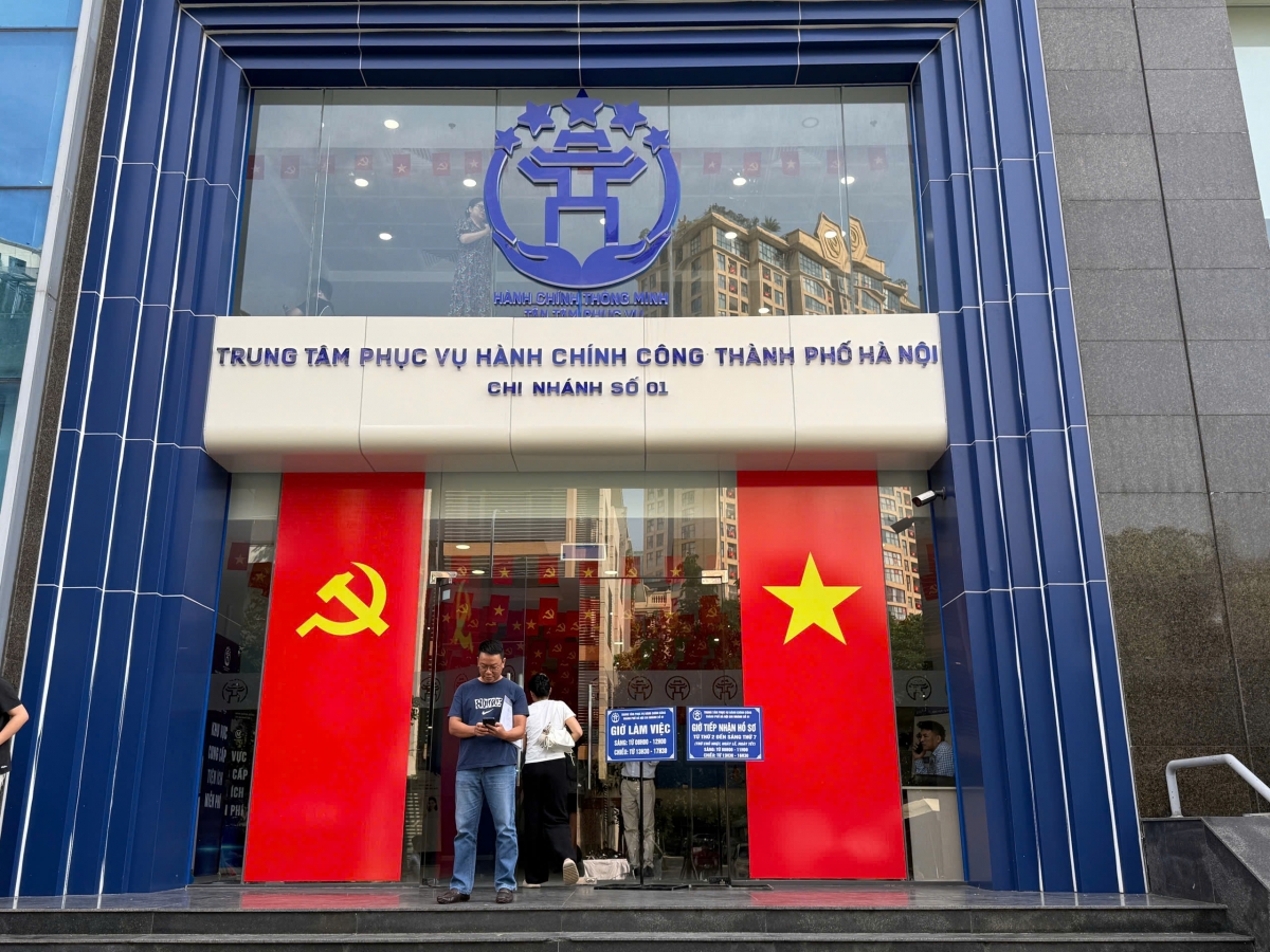 Hà Nội: Người dân làm hồ sơ miễn, giảm tiền sử dụng đất tại Trung tâm hành chính công