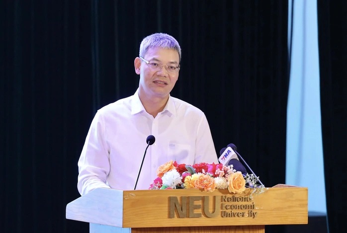 Đại t&aacute; Nguyễn Anh Tuấn cảnh b&aacute;o thiết bị gian lận thi cử ng&agrave;y c&agrave;ng kh&oacute; ph&aacute;t hiện, được b&agrave;y b&aacute;n tr&agrave;n lan.