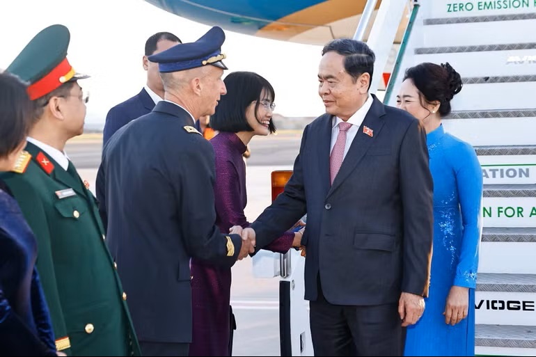 Lễ đ&oacute;n Chủ tịch Quốc hội Trần Thanh Mẫn v&agrave; Phu nh&acirc;n tại s&acirc;n bay Ciampino, th&agrave;nh phố Rome, Cộng h&ograve;a Italia. (Ảnh: Do&atilde;n Tấn-TTXVN)