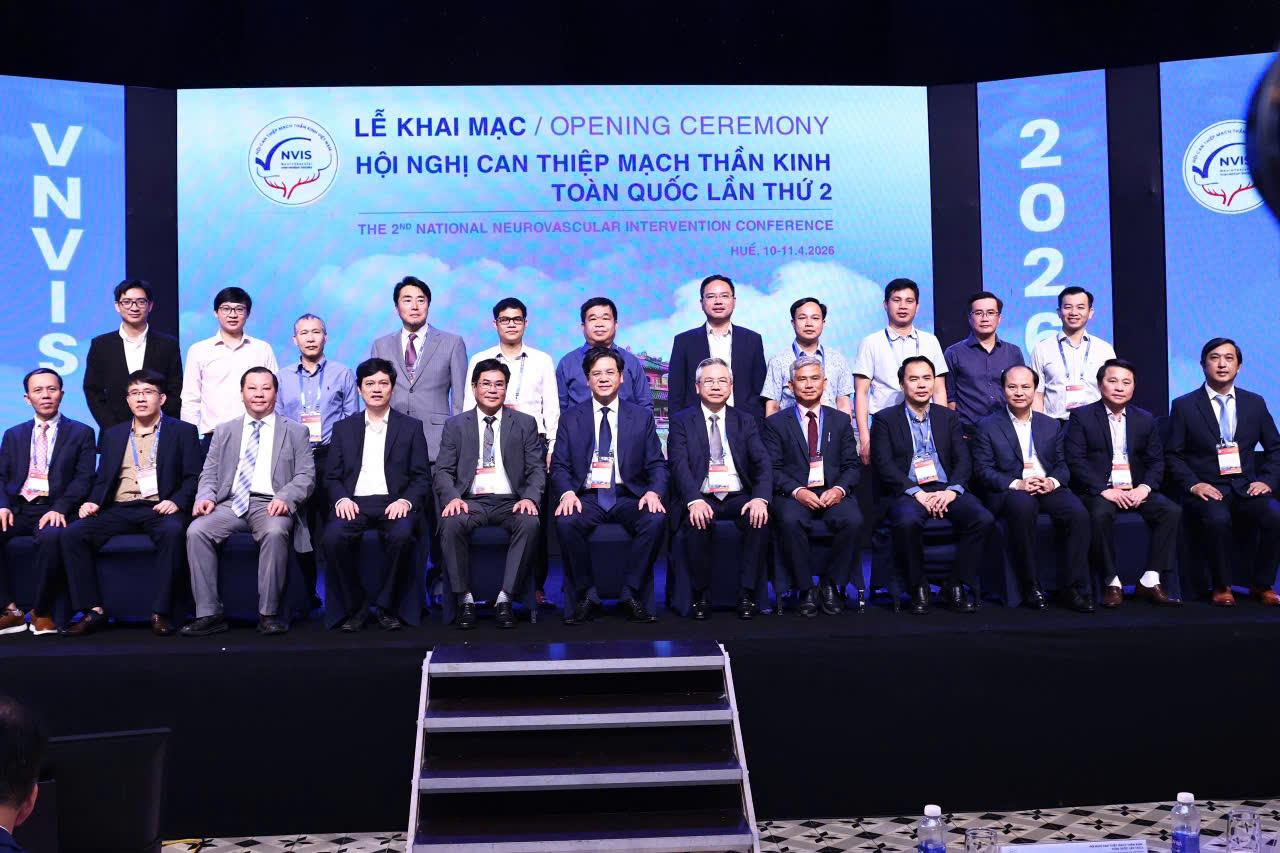 C&aacute;c chuy&ecirc;n gia h&agrave;ng đầu về can thiệp mạch thần kinh tại hội nghị