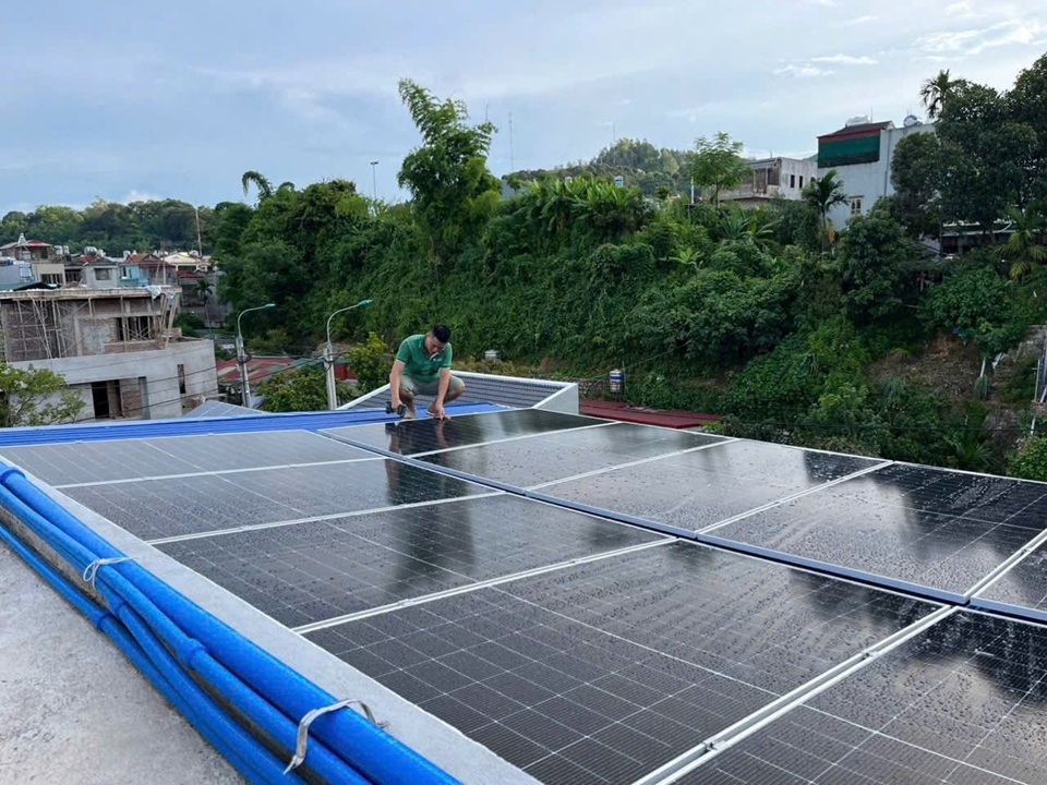 Hệ thống pin mặt trời m&aacute;i nh&agrave; tại hộ gia đ&igrave;nh
