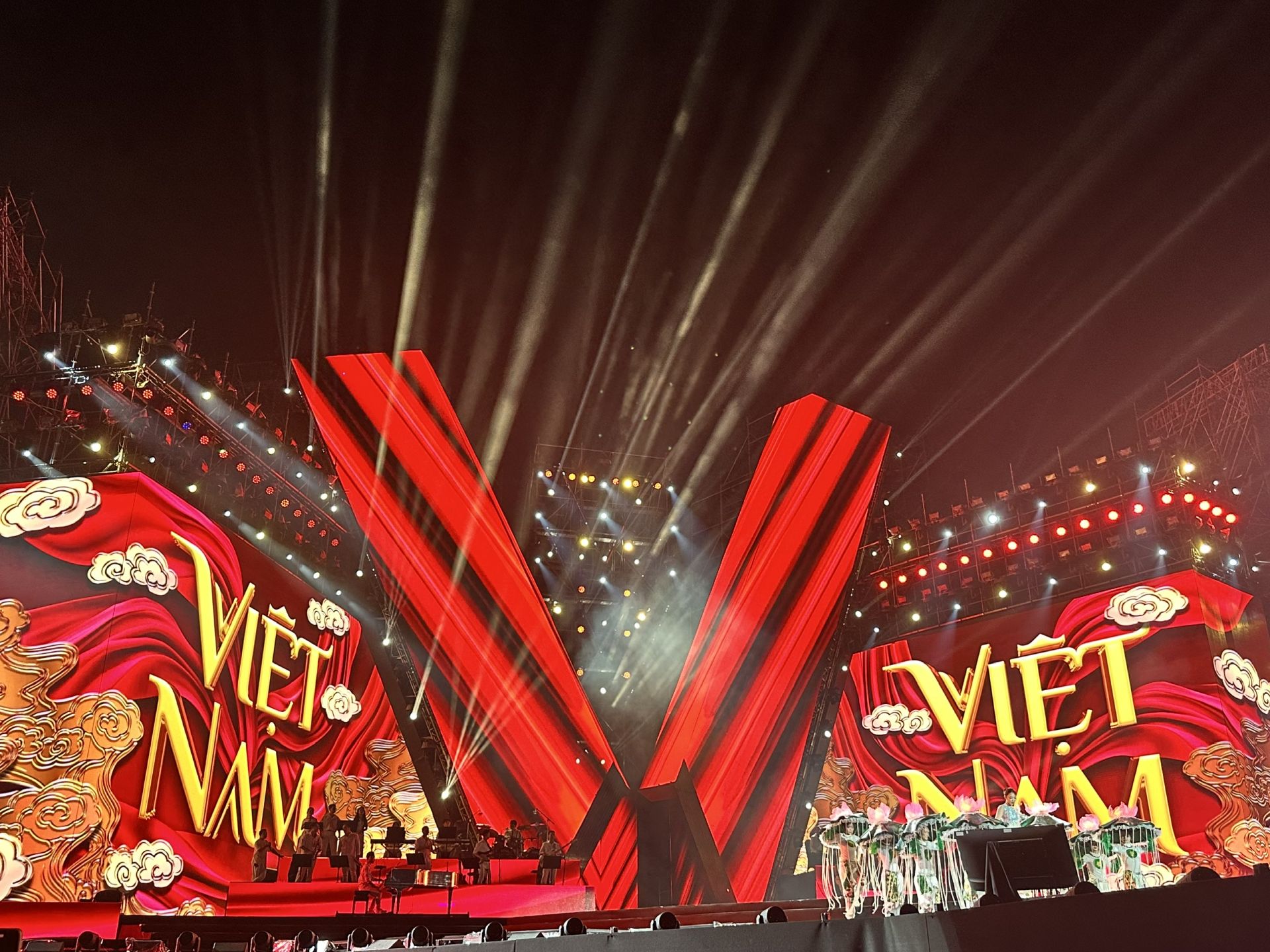 Nhiều chương tr&igrave;nh nghệ thuật, c&aacute;c concert quy m&ocirc; lớn của Việt Nam đang dần được tổ chức theo hướng chuy&ecirc;n nghiệp, vươn tầm khu vực v&agrave; quốc tế.